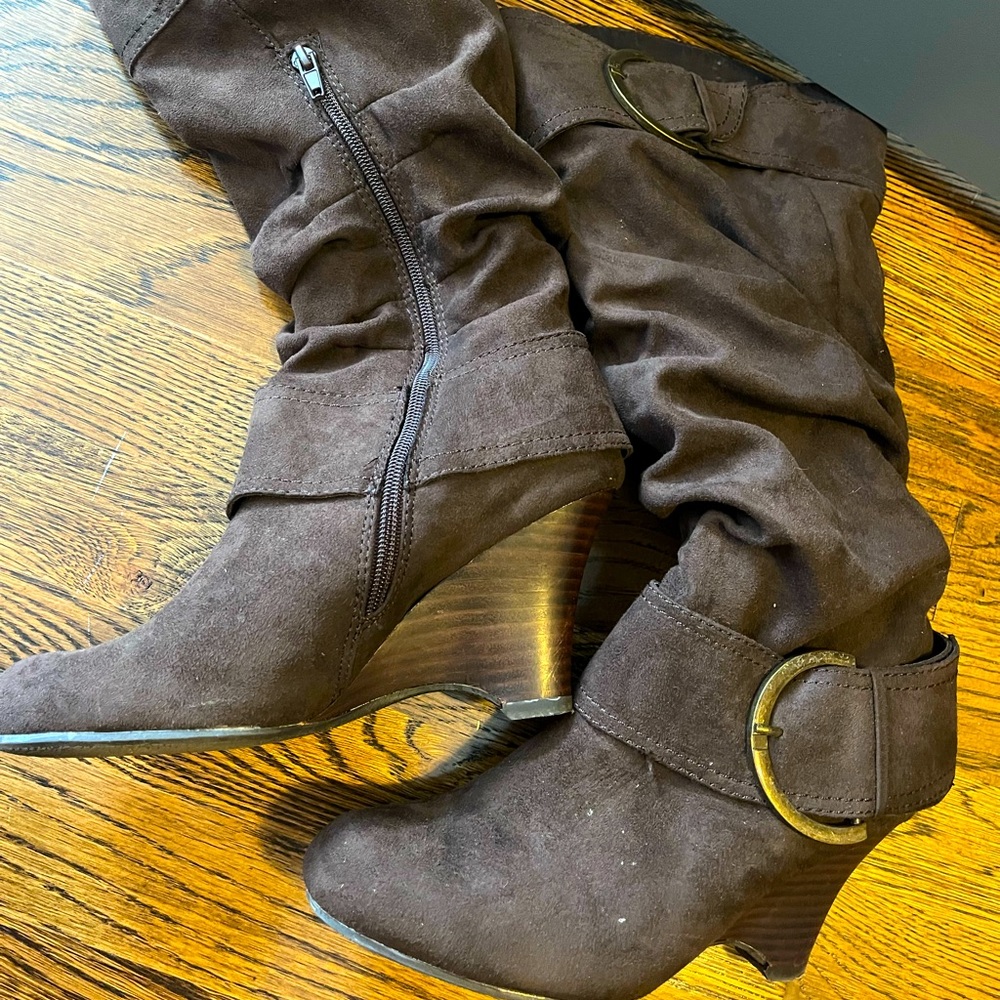 Brown furry inside wedge boot - size 7